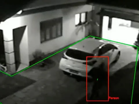 Exemplo do uso de visão computacional para monitoramento de perímetro na segurança patrimonial.